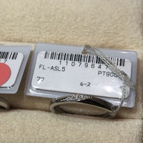 【TRECENTI(トレセンテ)の口コミ】 ストレートでシンプルなリングに、5石のダイヤの輝きがとてもきれいで女性…