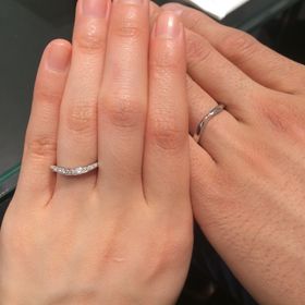 【ラザール ダイヤモンド(LAZARE DIAMOND)の口コミ】 華奢な指輪でとても指が繊細に長く見えます。V字が好きなので付け方をズラ…