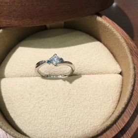 【COLANY(コラニー)の口コミ】 最初は違う指輪をメインで見に行きましたが、指輪を付けたときにとても滑…