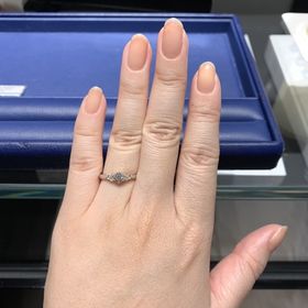 【銀座ダイヤモンドシライシの口コミ】 メレダイヤが華やかでセンターのダイヤモンドを引き立てるデザインがとて…