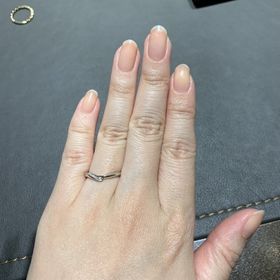 【俄(にわか)の口コミ】 メレダイヤモンドが美しく、指を長く美しく見せてくれると思いました。Vの…