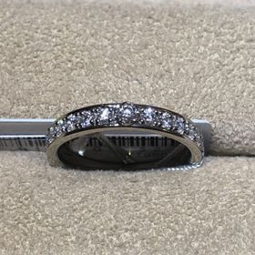 【TRECENTI(トレセンテ)の口コミ】 中央に花を型どったダイヤがキラキラと輝いたハーフエタニティリングです…