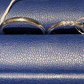 【銀座ダイヤモンドシライシの口コミ】 中央にダイヤがたっぷり詰まっていて、かなり煌びやかです。
シンプルなデ…