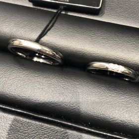 【ラザール ダイヤモンド(LAZARE DIAMOND)の口コミ】 レディースのデザインはダイヤが全面に9つ施されているととても珍しいデザ…