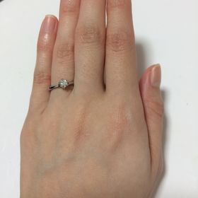 【エクセルコダイヤモンド(EXELCO DIAMOND)の口コミ】 シンプルな形で、ザ・王道なエンゲージリングです。昔から憧れていたイメ…