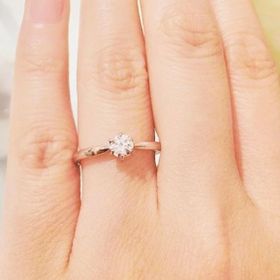 【GALA JEWELRY(ガラジュエリー)の口コミ】 シンプルなフォルムでまさに婚約指輪といったデザインです。一粒ダイヤモ…