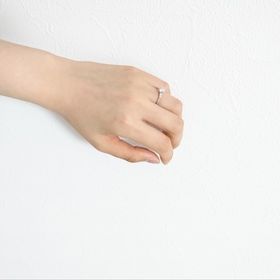 【エクセルコダイヤモンド(EXELCO DIAMOND)の口コミ】 華やかで可愛らしい雰囲気のメレタイプの指輪を探していたところ、サイド…