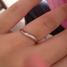 【4℃ BRIDAL(ヨンドシーブライダル)の口コミ】 海外ブランドのものは太くて短い私の指には似合わなかった。
ウェーブして…