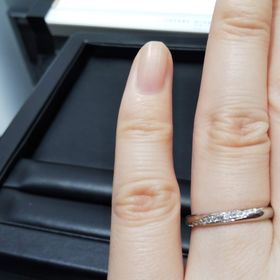 【ラザール ダイヤモンド(LAZARE DIAMOND)の口コミ】 ほどよい太さのある結婚指輪で、石が一つというよりも、もう少し華やかな…