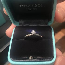 【ティファニー(Tiffany & Co.)の口コミ】 当日は指輪の形やフィット感を確かめに行っただけですが、試着した際に彼…