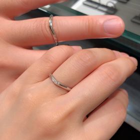 【ラザール ダイヤモンド(LAZARE DIAMOND)の口コミ】 オーチャードというデザインはひねったようなウエーブのラインになってい…