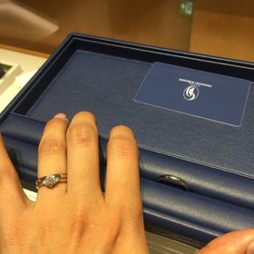 【銀座ダイヤモンドシライシの口コミ】 付け心地がすごく良かったのと、ダイヤがワンポイントで入っていて、シン…