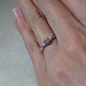 【エクセルコダイヤモンド(EXELCO DIAMOND)の口コミ】 年齢を重ねてもずっと使えるデザインであり、主役のダイヤモンドが綺麗に…