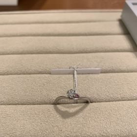 【TRECENTI(トレセンテ)の口コミ】 ネットで多くのブランド指輪を見ている中で、
フローラを見つけた時から、…