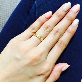 【カルティエ(Cartier)の口コミ】 毎日つけるものなので極力シンプルなものを選びました。
シンプルでも女性…