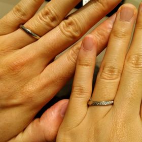 【4℃ BRIDAL(ヨンドシーブライダル)の口コミ】 ストレートライン、細めのデザインではありますがダイヤモンドが大きめで…