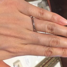 【ケイウノ ブライダル(K.UNO BRIDAL)の口コミ】 ラインの幅が細めのものを探していました。このリングは細めであり且つ強…