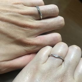 【ラザール ダイヤモンド【取扱店販売】の口コミ】 デザインはもちろん、つけたときのなめらかさ。
指を綺麗に見せてくれるV…