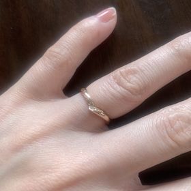 【アイプリモ(I-PRIMO)の口コミ】 可愛いデザインでVラインなので結婚指輪ですが
お洒落としても着けやすい…