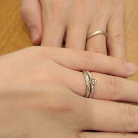 【銀座ダイヤモンドシライシの口コミ】 新郎の指や間接の形にあったウェーブ型のデザインを提案してくださいまし…