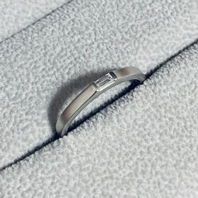 【LAPUR(ラピュール)の口コミ】 他の指輪とは違いダイヤが四角くカットしてあるものが珍しく、シンプルで…
