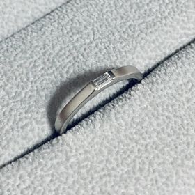 【LAPUR(ラピュール)】の口コミ 他の指輪とは違いダイヤが四角くカットしてあるものが珍しく、シンプルであ...