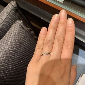 【ラザール ダイヤモンド(LAZARE DIAMOND)の口コミ】 シンプルなデザインですが、中央にダイヤがぎっしり付いているので華やか…