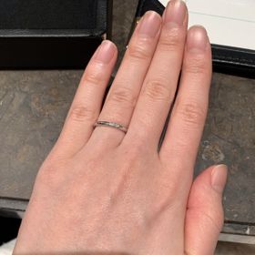 【ティファニー(Tiffany & Co.)の口コミ】 細いタイプで華奢に見えます。ダイヤが3粒入っており、シンプルなストレー…