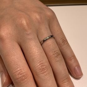 【ラザール ダイヤモンド(LAZARE DIAMOND)の口コミ】 ダイヤ付きのシンプルなストレートラインで探していました。この指輪は大…