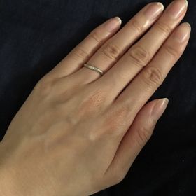 【銀座ダイヤモンドシライシの口コミ】 仕事中含めずっと指輪を付けていたかったので、シンプルかつ自分の指に違…