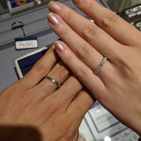 【Something Blue(サムシングブルー)の口コミ】 実は彼が試着している指輪とはペアになっていないのですが、ブランド内だ…