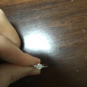 【ラザール ダイヤモンド(LAZARE DIAMOND)の口コミ】 デザインがよかったのが一番の決め手です。メインの真ん中のダイヤモンド…