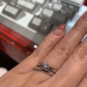 【AFFLUX(アフラックス)の口コミ】 結婚指輪と婚約指輪を同時にセットリングとして使用できるのがポイント。…