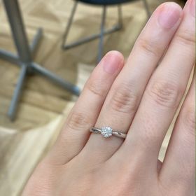 【ラザール ダイヤモンド(LAZARE DIAMOND)の口コミ】 担当の方が親身に相談に乗ってくれたのが一番の決め手です。
ソリティアか…