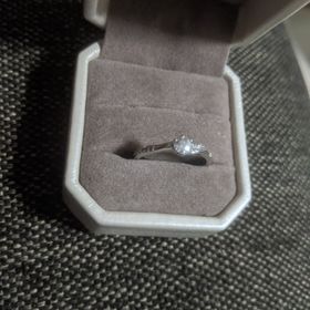 【アイプリモ(I-PRIMO)の口コミ】 普通の婚約指輪のデザインより
ウェーブしてあるデザインが良くて選びまし…