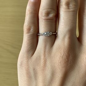 【ラザール ダイヤモンド(LAZARE DIAMOND)の口コミ】 普段から重ね付けできる物を探していました。そのため仰々しいデザインや…