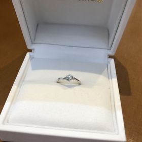 【ジュエリー東京の口コミ】 婚約指輪と言うことで、シンプルなデザインのものを探していたのですが　…