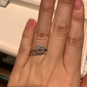 【I's stone(アイズストーン)の口コミ】 メインのダイヤモンドをパヴェダイヤモンドで取り巻いたデザインの指輪を…