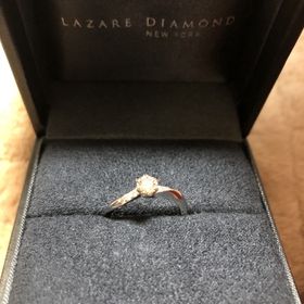 【ラザール ダイヤモンド(LAZARE DIAMOND)の口コミ】 デザインが素敵。
指が長く見え、綺麗に見えることからこれにした。
他の…