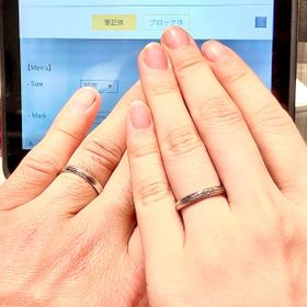 【ラザール ダイヤモンド(LAZARE DIAMOND)の口コミ】 他にないデザインでした。プラチナの鏡面仕上げとマット仕上げで半々にな…