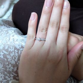 【銀座ダイヤモンドシライシの口コミ】 彼女の指輪が小さくて細い指であることもあり、太めの指輪よりも細めの指…