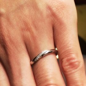 【エクセルコダイヤモンド(EXELCO DIAMOND)の口コミ】 さらに、細身の指輪と悩んでいたが、遠くから見たときの存在感などを重視…