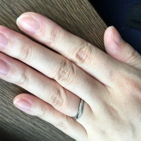 【4℃ BRIDAL(ヨンドシーブライダル)の口コミ】 ウェーブラインの部分に男性はツヤ消しデザイン、女性はダイヤのデザイン…