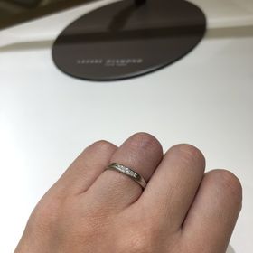 【ラザール ダイヤモンド(LAZARE DIAMOND)の口コミ】 ダイヤが綺麗に輝いています。5個のダイヤがあり、付けたときギラギラしす…