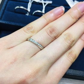 【4℃ BRIDAL(ヨンドシーブライダル)の口コミ】 まず、デザインの種類が豊富です。悩んである方も好みに合うデザインが必…