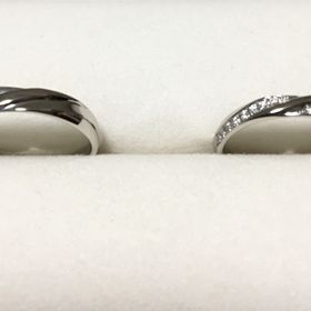 【GALA JEWELRY(ガラジュエリー)の口コミ】 形状はストレートですが、メラダイヤがウェーブ状に彫り留めしてあります…