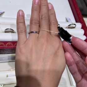 【カルティエ(Cartier)の口コミ】 シンプルなデザインであり、
仕事中でも着けやすいことかと思います。
ま…