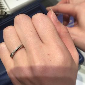 【銀座ダイヤモンドシライシの口コミ】 緩やかなウェーブにメレダイヤのデザインが上品です。シンプルながら、シ…