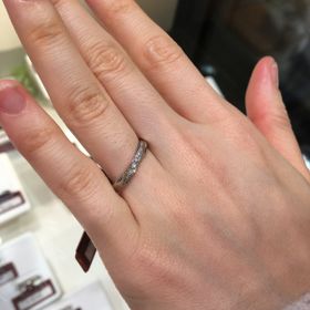 【ROCCA(ロッカ)の口コミ】 細身の指輪でウェーブ、中央にダイヤモンドが並んでいてつけ心地がよいも…