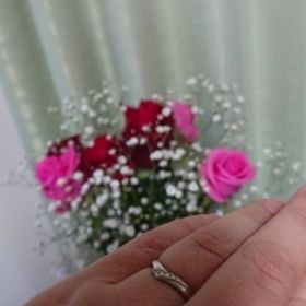 【アイプリモ(I-PRIMO)の口コミ】 手を繋いでいるｲﾒｰｼﾞのv字型の指輪で気に入りました。
お店の店員さんの接…